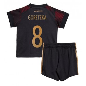 Niemcy Leon Goretzka #8 Koszulka Wyjazdowych Dziecięca MŚ 2022 Krótki Rękaw (+ Krótkie spodenki)